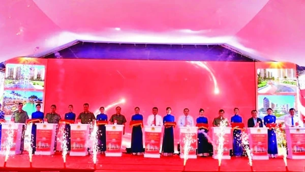 Các đại biểu bấm nút khởi công dự án xây dựng nhà ở cho lực lượng Công an nhân dân tại Khánh Hòa. (Ảnh VŨ TÂN)