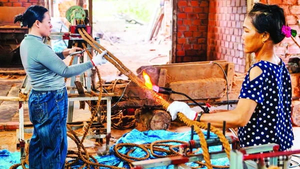 Công nhân Công ty TNHH Ngọc Chung Coir hoàn thiện sản phẩm dây thừng trang trí trước khi xuất xưởng. (Ảnh MỸ HÀ)