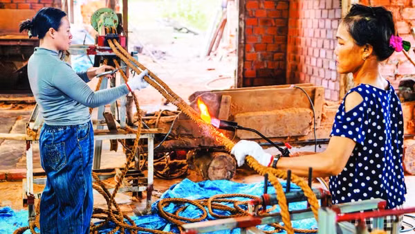 Công nhân Công ty TNHH Ngọc Chung Coir hoàn thiện sản phẩm dây thừng trang trí trước khi xuất xưởng. (Ảnh MỸ HÀ)