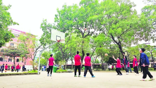 Học sinh Trường trung học cơ sở Trần Mai Ninh trong giờ ra chơi.