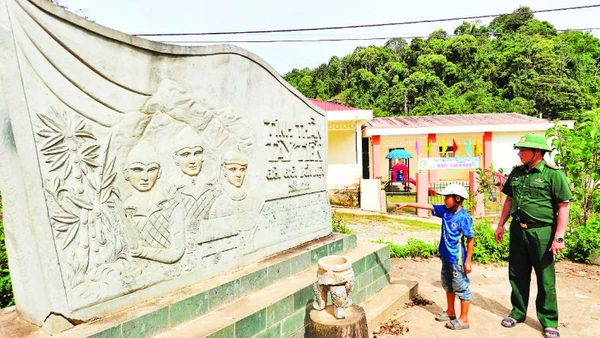 Bia đá cùng phù điêu dựng tại bản Sài Khao, xã Mường Lý, tỉnh Thanh Hóa khắc ghi điểm đến của đoàn quân "Tây Tiến" trong kháng chiến chống Pháp.