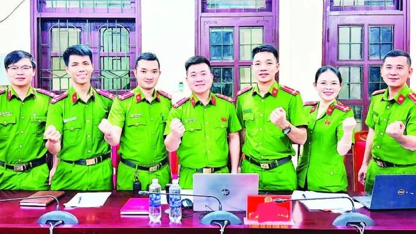 Công an xã Minh Hóa, tỉnh Quảng Trị giải đáp thủ tục hành chính qua hình thức livestream.