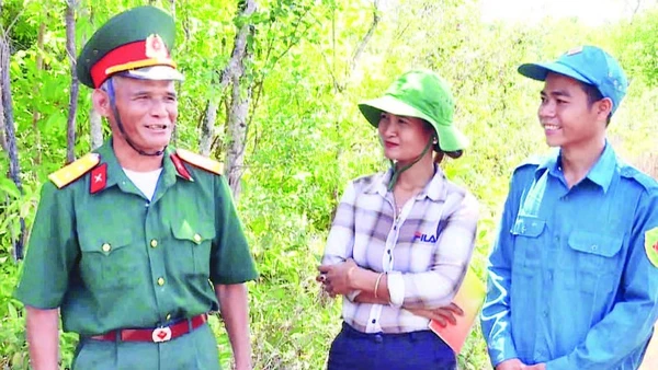 Chị Điểu Thị Prợt, cán bộ xã Cát Tiên 3, tỉnh Lâm Đồng trao đổi công việc cùng cựu chiến binh xã.