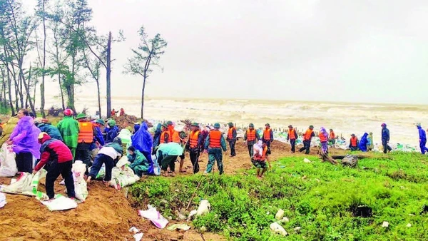 Các lực lượng vũ trang Hà Tĩnh khẩn trương gia cố đê Hội Thống (Đan Hải) trước khi bão số 10 đổ bộ đất liền.