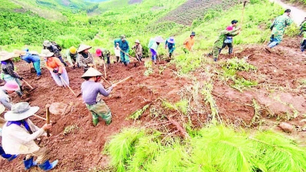 Chính quyền địa phương và nhân dân xã Măng Ri khắc phục diện tích cây trồng bị hư hại.