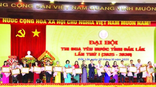 Thừa ủy quyền của Chủ tịch nước, lãnh đạo tỉnh Đắk Lắk trao tặng Huân chương Lao động hạng ba cho 17 cá nhân có nhiều thành tích xuất sắc trong phong trào thi đua yêu nước giai đoạn 2020-2025.