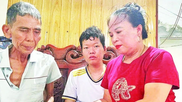 Chị Phan Thị Thuyên (ngoài cùng bên phải) quyên góp và trao 200 triệu đồng cho người nhà bà Nguyễn Thị Quyên để giúp bà Quyên điều trị tai nạn.