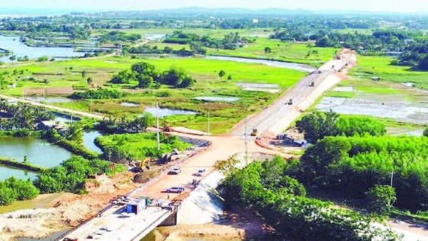 Vướng mặt bằng nên sau nhiều năm thi công, đến nay dự án đường ven biển Dung Quất-Sa Huỳnh vẫn còn dở dang.