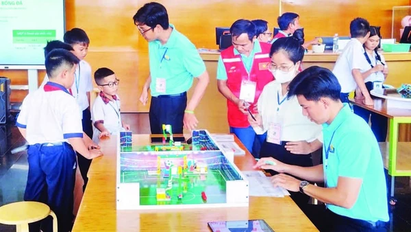Cuộc thi Robotacon Gia Lai mở rộng năm 2025 thu hút đông đảo học sinh các trường tham gia.