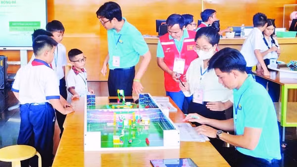 Cuộc thi Robotacon Gia Lai mở rộng năm 2025 thu hút đông đảo học sinh các trường tham gia.