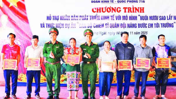 Đoàn Kinh tế-Quốc phòng 716 trao bảng tượng trưng cặp hươu giống cho người dân.
