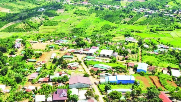 Cuộc sống mới khu tái định cư tại thôn Đắk Snao, xã Quảng Sơn, tỉnh Lâm Đồng.