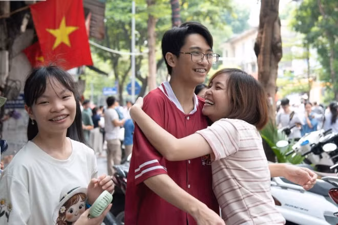 [Ảnh] Những khoảnh khắc xúc động và ý nghĩa trong ngày cuối của kỳ thi vào lớp 10