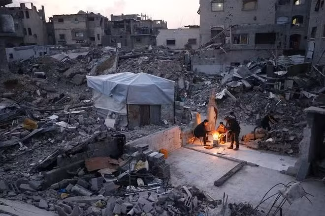 Người dân Palestine sống giữa đống đổ nát của những ngôi nhà bị phá hủy ở Jabalia, phía bắc Dải Gaza. (Ảnh: Tân Hoa xã)