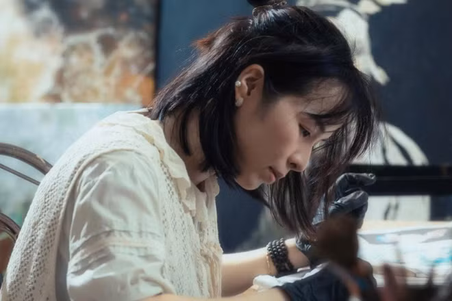 Họa sĩ Nguyễn Ngọc Mai đang thực hiện một tác phẩm của mình.