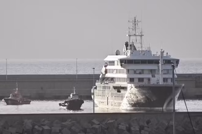 Tàu du lịch Hondius tại cảng Granadilla trên đảo Tenerife, Tây Ban Nha. (Ảnh: Tân Hoa Xã)