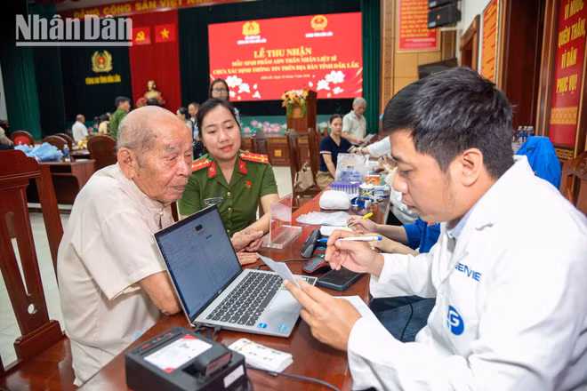 Sự hiện diện của các chuyên gia công nghệ gene mang lại niềm tin khoa học cho các gia đình.