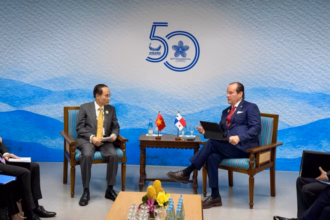 Bộ trưởng Ngoại giao Lê Hoài Trung và Bộ trưởng Ngoại giao Panama Javier Eduardo Martínez-Acha Vásquez (Ảnh: Bộ Ngoại giao)