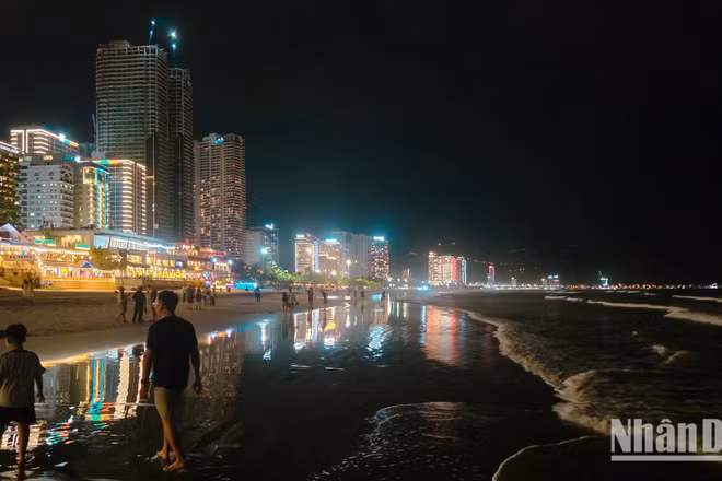 Ngoài chiêm ngưỡng danh thắng, du khách cũng đang có xu hướng mong muốn trở thành người "bảo hộ" cho vẻ đẹp của thiên nhiên. (Ảnh: MINH DUY)