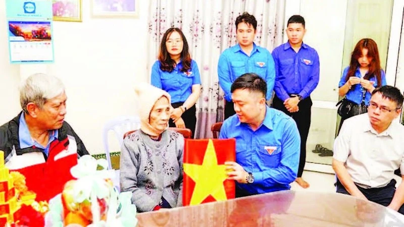  Trao tặng di ảnh cho gia đình thân nhân liệt sĩ.