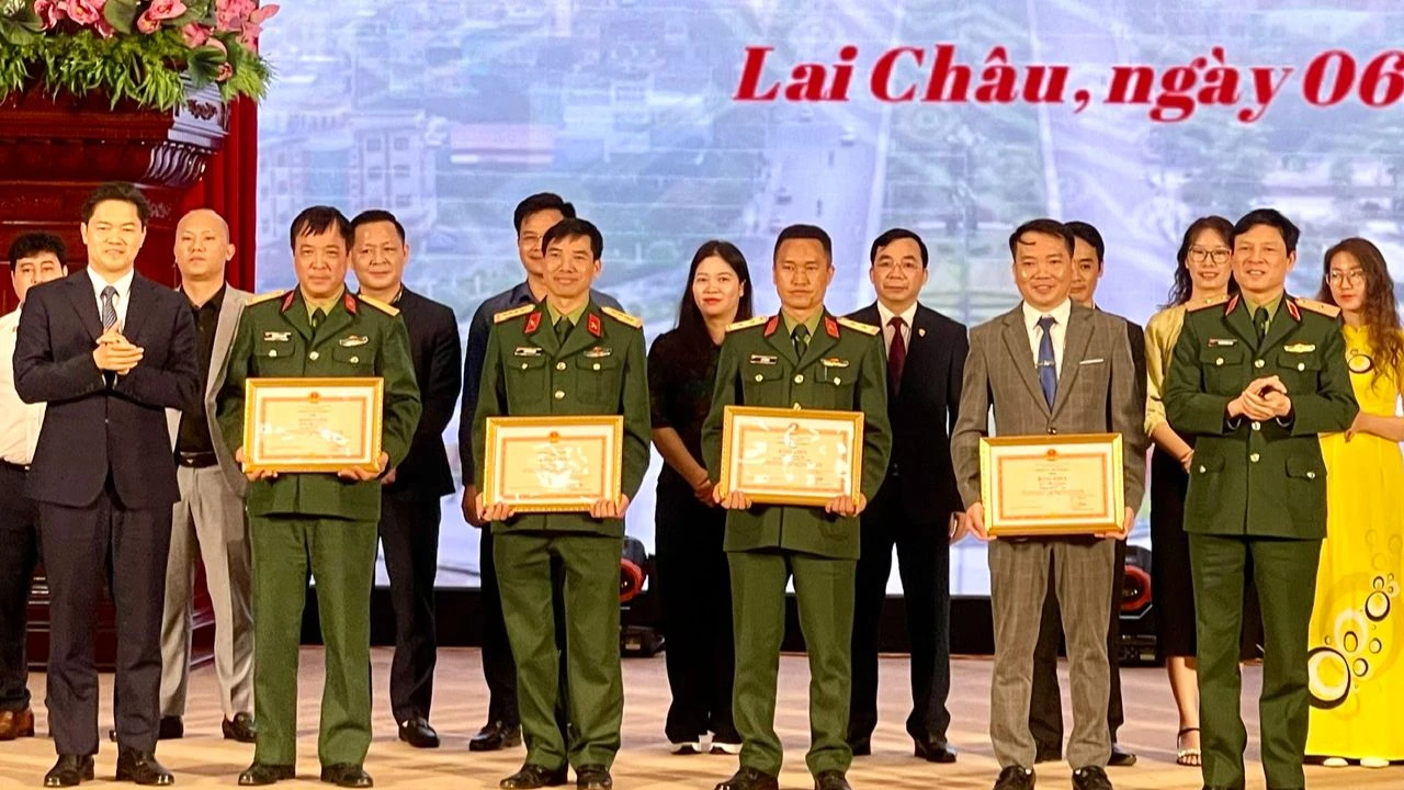 Trao bằng khen cho các tập thể có thành tích trong phối hợp tuyên truyền giữa Quân khu II và 9 tỉnh.
