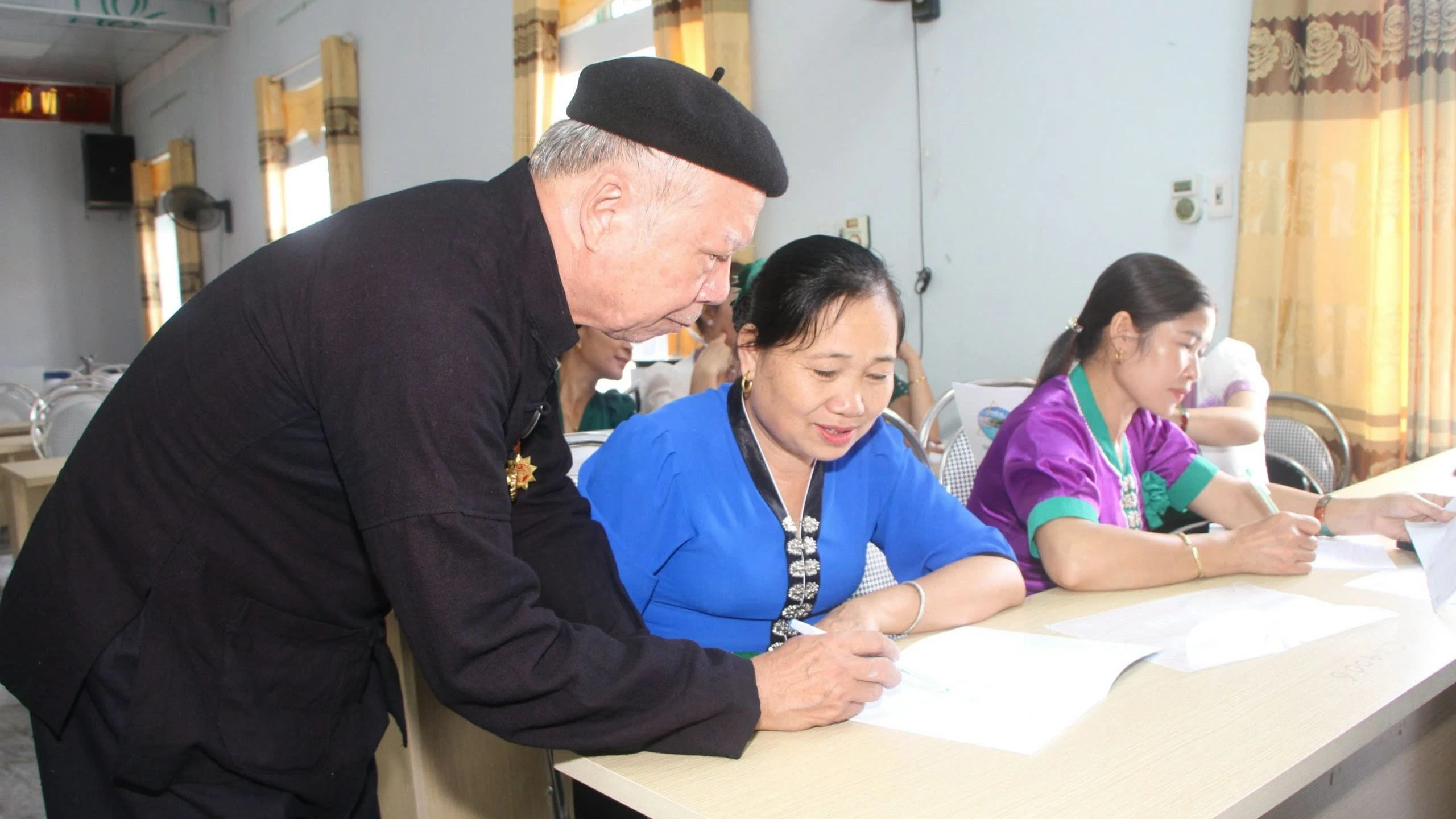 Nghệ nhân Lò Văn Sơi hướng dẫn các học viên lớp truyền dạy chữ thái do ông trực tiếp giảng dạy.