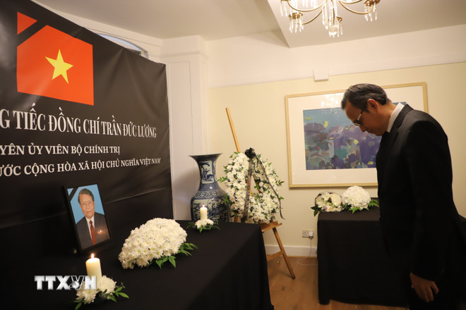 Đại sứ Lào tại Anh Douangmany Gnotsyoudom viếng nguyên Chủ tịch nước Trần Đức Lương. (Ảnh: TTXVN)