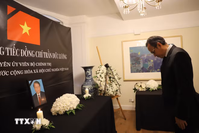 Đại sứ Lào tại Anh Douangmany Gnotsyoudom viếng nguyên Chủ tịch nước Trần Đức Lương. (Ảnh: TTXVN) Đại sứ Lào tại Anh Douangmany Gnotsyoudom viếng nguyên Chủ tịch nước Trần Đức Lương. (Ảnh: TTXVN)