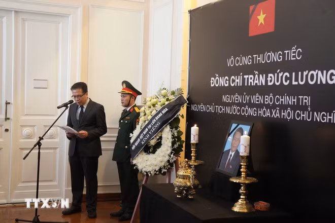 Đại sứ Việt Nam tại Liên bang Nga Đặng Minh Khôi đọc điếu văn bày tỏ tiếc thương đối với nguyên Chủ tịch nước Trần Đức Lương. (Ảnh: TTXVN)