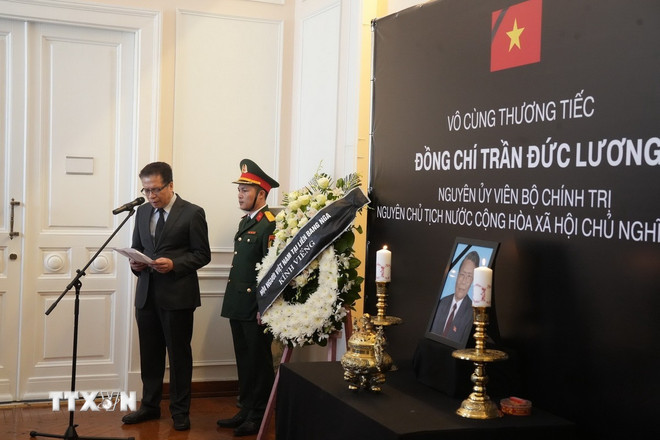 Đại sứ Việt Nam tại Liên bang Nga Đặng Minh Khôi đọc điếu văn bày tỏ tiếc thương đối với nguyên Chủ tịch nước Trần Đức Lương. (Ảnh: TTXVN)
