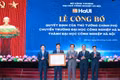 Phó Giáo sư, Tiến sĩ Kiều Xuân Thực nhận Quyết định của Thủ tướng Chính phủ chuyển Trường đại học Công nghiệp Hà Nội thành Đại học Công nghiệp Hà Nội.