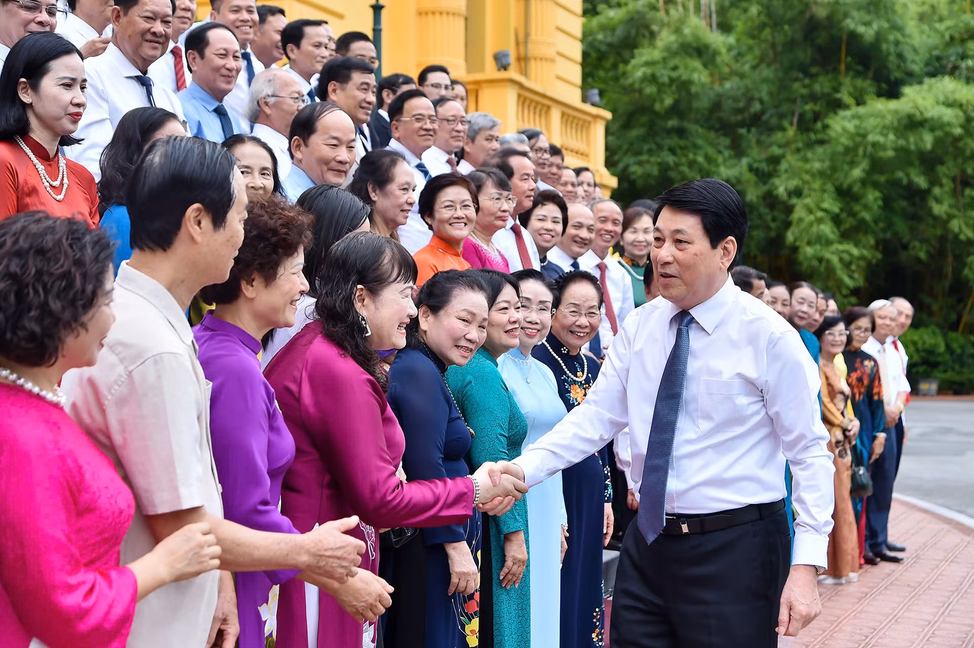 Chủ tịch nước Lương Cường gặp mặt thân mật với đoàn đại biểu cán bộ Hội khuyến học tiêu biểu toàn quốc. (Ảnh: THỦY NGUYÊN)
