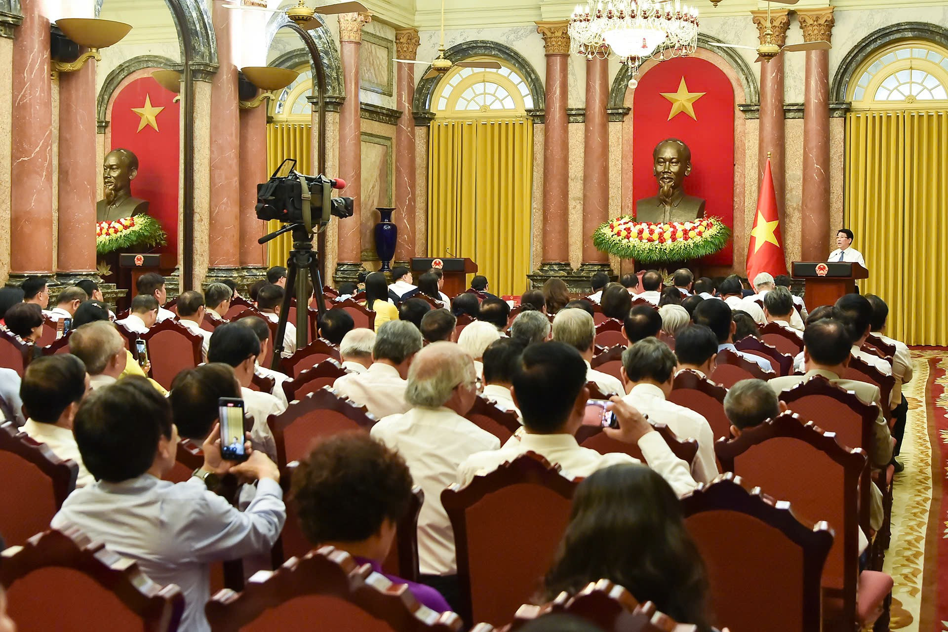 Toàn cảnh buổi gặp mặt. z6789614161218-7e1b8835c7470036a12ccc7965ab49be.jpg