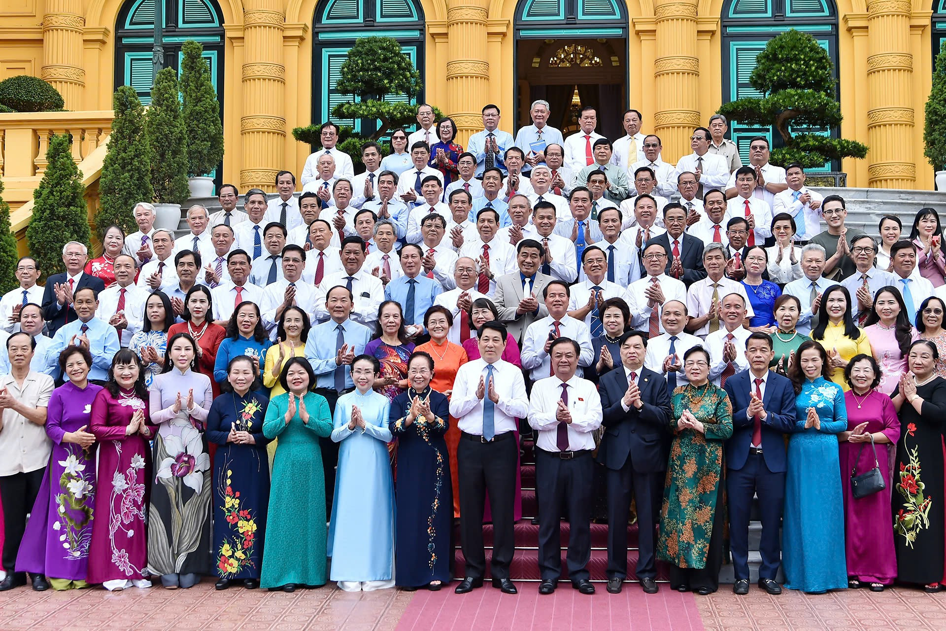 Chủ tịch nước Lương Cường gặp mặt thân mật với đoàn đại biểu cán bộ Hội khuyến học tiêu biểu toàn quốc. (Ảnh: THỦY NGUYÊN) z6789514235153-a87524145aeec1c94f0f750642d5c71f.jpg
