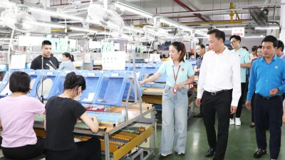 Đồng chí Nguyễn Hữu Nghĩa - Bí thư Tỉnh uỷ Hưng Yên thăm hoạt động sản xuất ở Công ty TNHH giày Ngọc Tề, tỉnh Hưng Yên.