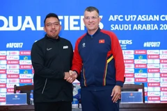 Huấn luyện viên Cristiano Roland của U17 Việt Nam (phải) và huấn luyện viên Ashraf Ariffin của U17 Singapore tại buổi họp báo. (Ảnh: VFF)