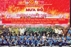 Hội viên Hội Cựu chiến binh, đoàn viên thanh niên phường Khánh Hội sau buổi chiếu phim Mưa Đỏ. (Ảnh MẠNH HẢO)