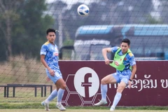 Tiền vệ Nguyễn Hai Long (phải) nỗ lực tập luyện cùng các đồng đội. (Ảnh: VFF)