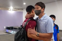 Huấn luyện viên Kim Sang Sik động viên các học trò khi toàn đội chia tay nhau tại sân bay. (Ảnh: VFF)
