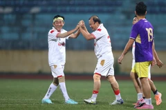 Các thành viên FC Đại biểu Quốc hội ăn mừng bàn thắng. 