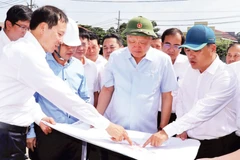Ủy viên Bộ Chính trị, Phó Thủ tướng Thường trực Chính phủ Nguyễn Hòa Bình và Đoàn công tác Ban Chỉ đạo 751 khảo sát việc di dời chuyển đổi công năng Khu công nghiệp Biên Hòa 1.