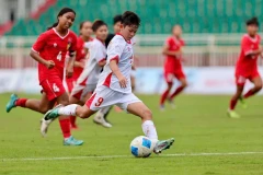 U19 nữ Việt Nam (áo trắng) thi đấu áp đảo U19 nữ Lào. (Ảnh: VFF)