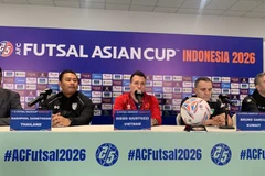 Huấn luyện viên Diego Giustozzi (giữa) cùng huấn luyện viên các đội tại bảng B tham dự buổi họp báo. (Ảnh: VFF)