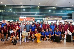 Đội tuyển U23 Việt Nam được chào đón tại sân bay Tân Sơn Nhất. (Ảnh: VFF)
