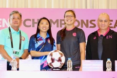 Huấn luyện viên Nguyễn Hồng Phẩm và cầu thủ Huỳnh Như tại buổi họp báo. (Ảnh: VFF)