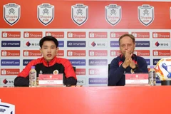 Huấn luyện viên Mano Polking và cầu thủ Nguyễn Đình Bắc tại buổi họp báo trước trận đấu. (Ảnh: VFF)