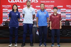 Huấn luyện viên Okiyama Masahiko và đội trưởng Lưu Hoàng Vân (phải) tại buổi họp báo. (Ảnh: VFF)