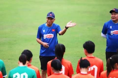 Huấn luyện viên Mai Đức Chung cùng các nữ tuyển thủ quốc gia bước vào chuyến tập huấn chất lượng trước thềm SEA Games 33. (Ảnh: VFF)