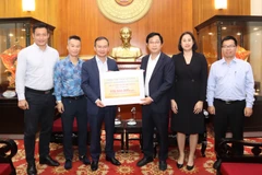 Đại diện Ủy ban Trung ương Mặt trận Tổ quốc Việt Nam tiếp nhận ủng hộ từ Đoàn Thể thao Việt Nam. 