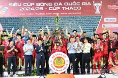Các thành viên câu lạc bộ Công an Hà Nội ăn mừng cùng chiếc cúp danh giá. (Ảnh: VFF)